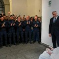 Papa Franja posetio zatvorenike na Veliki Četvrtak: Podelio im primerke Jevanđelja (foto)