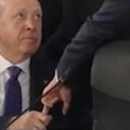 Erdogan drži Makrona za prst! Da li je ovo znak moći ili nešto mnogo opasnije?