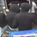 Pljačka na Mirijevu: Mladići sa kapuljačama, maramama i maskama iz frižidera na trafici uzimali sve što im padne pod ruku…