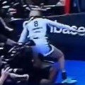 Mnogi bi mu pozavideli! Jedna od najlepših košarkašica na svetu sela kamermanu na glavu