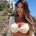 Srpska pevačica (37) smuvala opasnog frajera, a sad pokazala bombastično telo u kupaćem: Skinula se na Mikonosu, od vrelih…