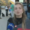 Studenti i dalje bez policijske pratnje, ali uz ljude dobre volje: Kombi i nekoliko kola pomažu u regulisanju saobraćaja