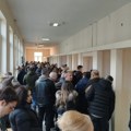 uživo (FOTO/VIDEO) Vanredni parlamentarni izbori na KiM: Najveća izlaznost u severnom delu Kosovske Mitrovice - 8,60 odsto