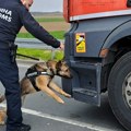 Policija zaustavila kamiondžiju u Šidu, kad su otvorili kamion zatekli su 10 skrivenih ljudi: Vozač uhapšen (37) zbog…