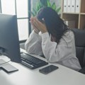 Zašto se vaš mozak oseća iscrpljeno nakon korišćenja AI četbotova na poslu