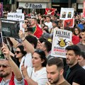 Noje cirher cajtung: Albanski demonstranti gledaju ka Srbiji