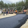 Asfaltiran plato kod škole u Velikom Šenju (FOTO)