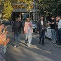 Kreni-Promeni: Tanja Mićić stigla u policiju da da izjavu, građani je dočekali aplauzom