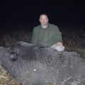 (Foto) pala grdosija od 300 kilograma! Lovac Dejan u mraku nanišanio šumsku neman sa 130 metara, a kad joj je prišao nikom…