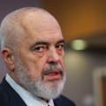 Demonstranti u Tirani demolirali skulpturu Edija Rame ispred njegovog kabineta: Traže ostavku premijera