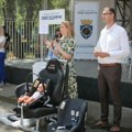 Roditelji mališana sa Zvezdare dobili na poklon auto-sedišta: "Bezbednost dece na prvom mestu"