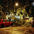 Superćelijska oluja napravila haos u Kragujevcu: Nevreme čupalo drveće, leteli krovovi, spaseno nekoliko lica