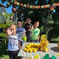 Mališani iz čačanskog vrtića cedili limun, prodavali limunadu i sav zarađeni novac dali u humanitarne svrhe (foto)