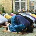 Ispred Bajrakli džamije u Beogradu održana hutba i molitva povodom događaja u Pojasu Gaze /foto/