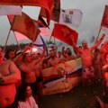 Vijore se srpske zastave, gore baklje: Plivanje za Časni krst širom Beograda, pripadnik Žandarmerije prvi na Adi, u Zemunu…
