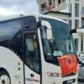 Na autobus Kavim Jedinstva Albanac okačio zastavu OVK u centru Prizrena