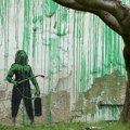 Коме смета зелена крошња: Бенскијев најновији мурал у Лондону већ вандализован