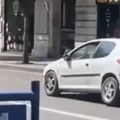 "Пријатељу, је ли оно наш: Точак?" Инцидент код хотела Москва: Точак одлетео с аутомобила усред вожње (видео)
