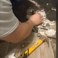 (Видео) Снимак спасавања мачета заглављеног у зиду дирнуо Србе, никоме није јасно како је ту доспело