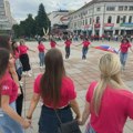 Sjajna scena u centru Čačka! Maturanti opleli kolce, poslali jaku poruku: "Kažu da je ovo najlepši deo naših života -…