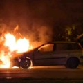 Drama na Voždovcu: Automobil izgoreo u pola noći, vatra zahvatila još jedan auto, plamen stigao do drugog sprata zgrade FOTO
