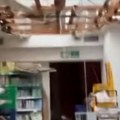 Dramatični snimci iz malog mokrog luga! Olujni vetar uništio prodavnicu , odneo i krov i plafon sa radnje (video)