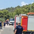 (Uznemirujući video) poginuli beba, devojčica i njihovi očevi: Tragedija u Grčkoj: Automobili smrskani, vatrogasci jedva…