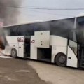 Zapalio se putnički autobus kod Kraljeva: Vatra kulja iz zadnjeg dela vozila, pojavio se snimak na mrežama