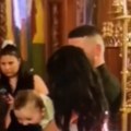 Horor na krštenju Kuma se usred oltara pretvorila u živu buktinju, ovo je da se prekrstiš i levom i desnom! (video)