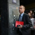 Rektor Vladan Đokić drži govor na protest na Slaviji