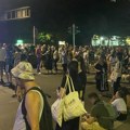 Људи на блокадама код Машинског факултета су певали и посветили полицији песму која може да заболи јаче од ударца пендрека