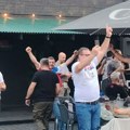 Navijači Srbije napravili šou, Rigom se orilo: "Izađi mala, izađi mala"