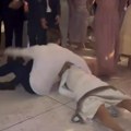 Mladenci se okliznuli i pali tokom plesa: Prosuli se koliko su dugački, reakcija mlade oduševila internet (video)