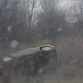 (Video) Drama na auto-putu za Novi Sad: Vozilo sletelo sa puta, i prevrnulo se u šiblju