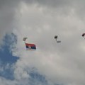 Тробојка од 108 квадрата завијорила се изнад Шумадије: Овако је отворен велики међународни аеромитинг код Крагујевца…