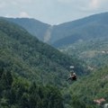 Let iznad zlatiborskih predela Najduži zip lajn u Srbiji nudi dodatnu atrakciju za posetioce