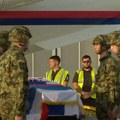 Vojska nosi kovčeg prekriven sa zastavama Srbije i RS: Prve slike sa dočeka tela Ratka Mladića u Beogradu (foto)