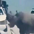Uznemirujući snimak sa safarija u Namibiji: Nosorog im probio auto rogom, a reakcija vozača razbesnela sve