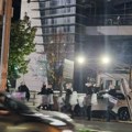 Građani se okupili ispred Pinka, kordon policije štiti zgradu (VIDEO, FOTO)