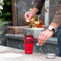 Bizarna tragedija: Muškarac (40) došao na sahranu prijatelja, otišao posle do očeve grobnice, pao u nju i poginuo!