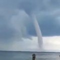 Prvi snimci tornada: Oluja napravila haos, vetar nosio sve pred sobom, četvoro ljudi povređeno (foto, video)