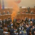 Ponovo incidenti u albanskom parlamentu: Poslanik hteo da zapali salu