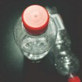 Studija zapanjila svet: Da li iko sluti šta sve sadrži flaširana voda i šta to znači za naše telo