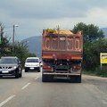 Otpala mu guma, Pa vozi na felni: Bizaran snimak zabeležen na putu Vršac - Pančevo: Kamion samo što se ne prevrne, varnice…