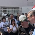Gromoglasan aplauz za Vučića Predsednik Srbije u Zemunu dao potpis podrške SNS-u za beogradske izbore, ogromni redovi u…