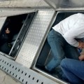 Pronađeni migranti skriveni u gazištima autoprikolice