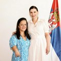 Milica koja boluje od ahonodroplazije dobila posao u filijali RFZO u Leskovcu: Ugovor o zaposlenju joj uručila direktorka…