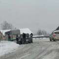 Totalni kolaps prema Jahorini: Vozači na sred puta stavljaju lance, čeka se u koloni, grtalice teško prolaze(foto, video)