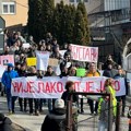 Protest prosvetara u Gornjem Milanovcu: Nije lako al’ je jako!