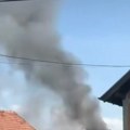 Eksplodirala plinska boca, gori kuća: Gusti dim kulja na sve strane u naselju u Smederevskoj Palanci (video)